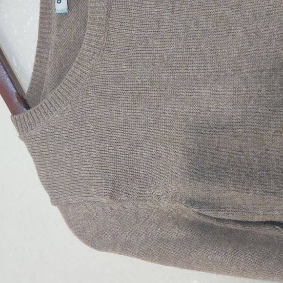 SLIGHTLY USED OLD NAVY SIZE XS TP COLOR CREAM 57% COTTON 43% POLYESTER - Picture 3 of 10